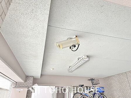 防犯カメラはエントランスや駐車場など空き巣犯への威嚇の効果があります。