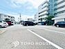 駐車場：近隣の駐車場まで歩く必要がありません。 子どもや高齢者がいる世帯では駐車場から自宅までの距離が短い方が便利かつ、お荷物を運ぶ際にも距離が短い事で気軽に買い物を楽しめます。