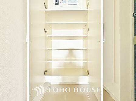 人を迎え入れる最初の場所だからこそ、清潔感がある空間にして頂ける様シューズボックスを設置しました。