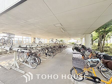 広さがしっかり確保された敷地内駐輪場。かさ張る自転車も安心して停めることができます。