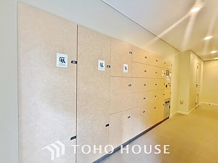 宅配ボックスは留守中でも宅配便の荷物が受け取れる為昼間の受け取りが困難な共働き世帯に需要が高い設備。