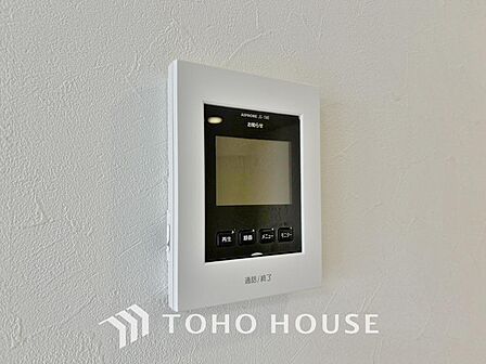 「見える安心」をカタチにしました。誰が来てもわかる様にモニター付きインターホンを設置。家事導線を考慮した個所に設置し、防犯性と利便性に優れ快適と安らぎを合わせた優しい設計。