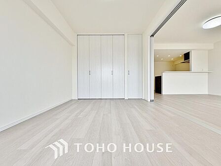 一日の疲れを癒やしてくれる主寝室。時を忘れて過ごす場所として過ごせるお部屋。