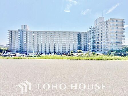 集合住宅には沢山の人が暮らしており、人と人との交流の場となります。心温まる住環境が、住む方の喜びに繋がりますよ。