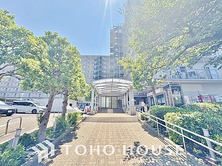 敷地内には緑が多く、ここに住まう方の心と体に嬉しい住環境です。風になびく木々と、温かな木漏れ日を感じて…