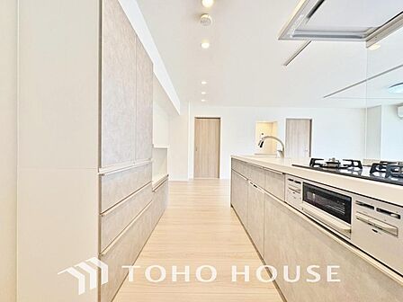 「収納多いキッチン」キッチンスペースの収納が多いので調理器具等すっきりと片付けられ、ゆとりある空間で作業ができます。お料理の腕も日に日に上がりそうな気がしてきます。