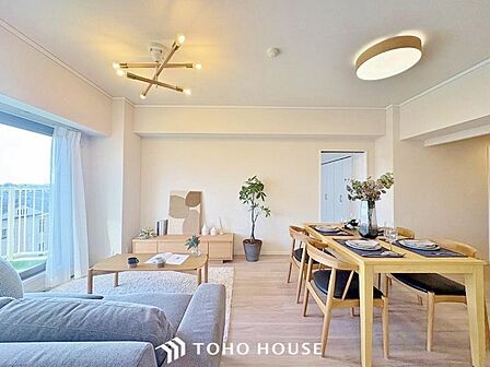 「暖かい陽ざしが差込む」「1日中自然光が差し込み明るい家」。それを実現するためバルコニーに最大限の開口をとり、太陽の位置に左右されることなく爽やかな明るさが実現されております。