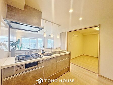 美しさと機能性に定評のあるキッチンを採用しました。高級感あるカウンター、排水一体型シンク、3口コンロ、浄水器内蔵シャワー混合栓を完備。