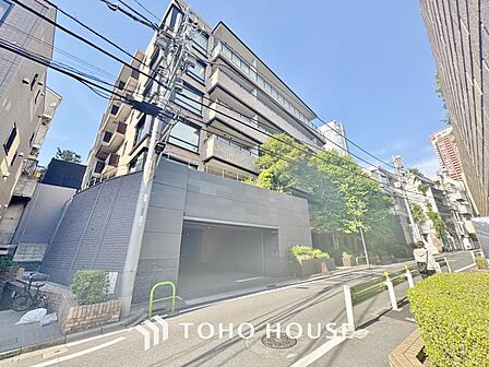 みんなが街探しのポイントにしているのは何。　第1位は過半数が支持した納得の 「交通の利便性」。続いて3割以上の人が「住環境」と「公園、緑地の充実」です。