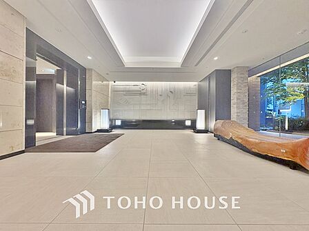 重厚感溢れるエントランスは、マンションの一つの特徴でもあります。その穏やかな佇まいに、訪れる方々は圧倒されるはず。オーナーとしてのステータスと都心アクセスの利便性を貴方の手に。