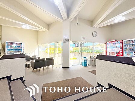 マンションにロビーがあると、居住者同士の待ち合わせや来客を招いた際の待機場所として便利に使えます。ソファーや椅子が設置されていたり、活用シーンの幅も広がるでしょう。