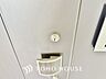 玄関：ダブルロックを採用した玄関ドア。鍵開けに時間をかける事で、泥棒が侵入を諦めるというデータがあるので、鍵を増やして手間をかけさせることは非常に効果的です。