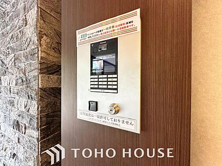 当マンションエントランスには、防犯対策の「オートロック」を採用。マンション住人以外の侵入を防ぐために設置しました。お子様がいらっしゃるご家庭にも安心の設備です。