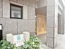 エントランス：落ち着いたカラーで統一された空間が存在しています。綺麗に管理されたエントランスは、通るたびに心身から引き締まるような心地良い空間をお楽しみ頂けます。