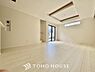 リビング/ダイニング：「1日中自然光が差し込み明るい家」。それを実現するため最大限の開口をとり、太陽の位置に左右されることなく爽やかな明るさが実現されております。