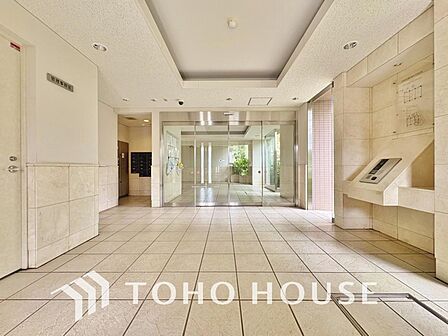落ち着いたカラーで統一された空間が存在しています。綺麗に管理されたエントランスは、通るたびに心身から引き締まるような心地良い空間をお楽しみ頂けます。