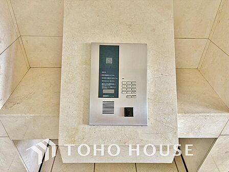 当マンションエントランスには、防犯対策の「オートロック」を採用。マンション住人以外の侵入を防ぐために設置しました。お子様がいらっしゃるご家庭にも安心の設備です。
