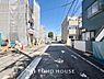 外観：街並みの風景に包み込まれながら、瀟洒な印象も湛えて佇みます。