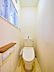 トイレ：窓のついたトイレです。ゆとりのある大きさで、窮屈なトイレスペースの印象はございません。