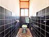 トイレ：トイレは黒いタイルがアクセントのシックな空間。落ち着いた雰囲気で、毎日のひとときを快適に過ごせます。