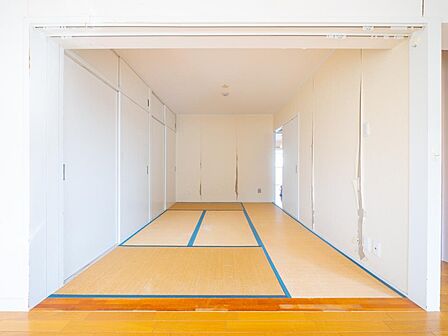 ◇落ち着いた雰囲気の和室。畳の心地よさを感じながら、くつろぎの時間を過ごせる安らぎの空間です。