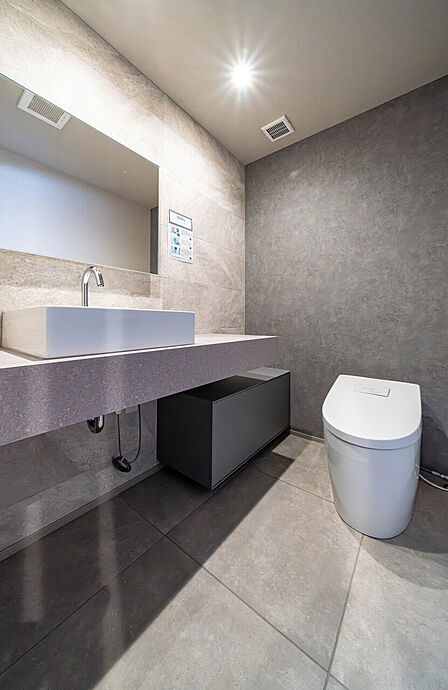 温水洗浄便座付きのトイレは、清潔感がございます。