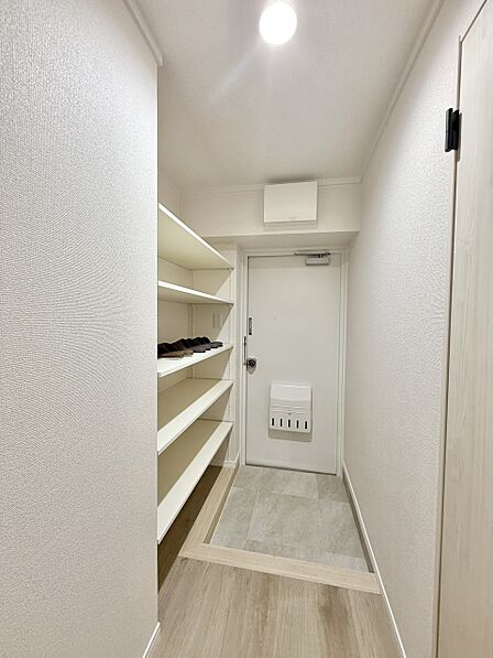 白を基調とした玄関は、明るく上品な空間を演出。