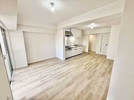 広々とした開放感あふれるリビング。自宅での時間を心地よく過ごせる空間です。