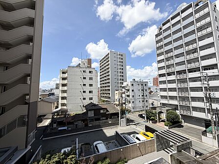 2面バルコニーなので通風が良く気持ちのよい部屋を保てますね。
