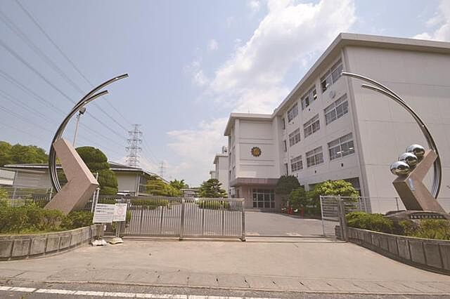 中学校「豊田市立保見中学校まで736ｍ」