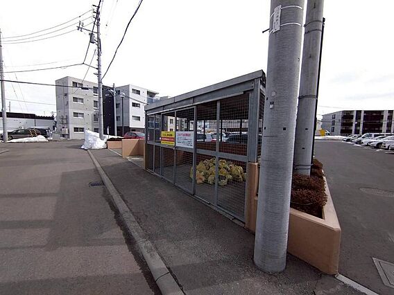 敷地内にはゴミ...