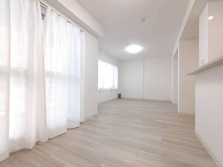 キッチン前（ダイニング）からのリビング風景です。バルコニーからの陽が入ります！