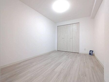 洋室6.0帖。リビングに隣接のお部屋となります。（クローゼットあり）