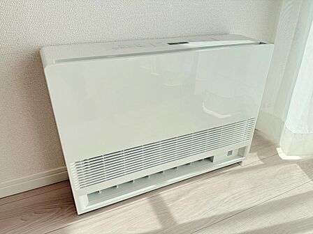 リビングにはファンコンベクターが完備されています。足元からお部屋全体をムラなくスピーディーに暖めてくれます。