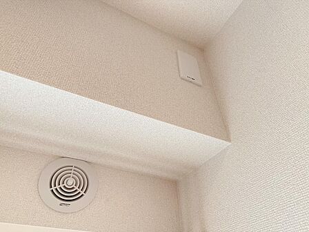 室内には24時間換気システムが設置されており、窓を閉め切った状態でも常に新鮮な空気と入れ替えが可能です。