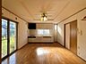 室内：【現況販売／リビング】リビングは南側に窓があるので、日当たり良好です。雨戸も付いているので、台風の時や長期的な外出時も安心ですね。