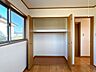 室内：【現況販売／2階約4.5帖洋室収納】各居室には収納が付いているので、物が増えても安心ですね。
