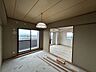 洋室：【リフォーム中】南側洋室6.2帖です。フローリング重ね張り、クロス張替え、建具交換、室内クリーニング等を行う予定です。