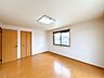 洋室：【リフォーム中】2階東側洋室は約10帖のお部屋です。こちらのお部屋もフロアタイル重ね張り、クロス張替え、照明交換等を行う予定です。寝室や書斎、趣味部屋など活用法は無限大です。