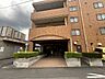 その他：【マンション入口】きれいに整備されている入口です。スロープが設置されているため、車いすの方やベビーカーの出入りにも便利ですね。