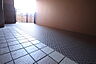 玄関：玄関前の広いアプローチはこの部屋だけの独立空間♪