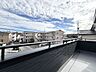 バルコニー：バルコニーが南東向きなので、朝から明るく爽やかな光が差し込みます。