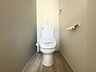 トイレ：温水洗浄便座付きで、毎日快適に使える清潔感のあるトイレです。