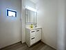 洗面：大きな鏡と十分な収納を備えた洗面所。整理整頓がしやすく、毎日の身支度がスムーズに行えます。