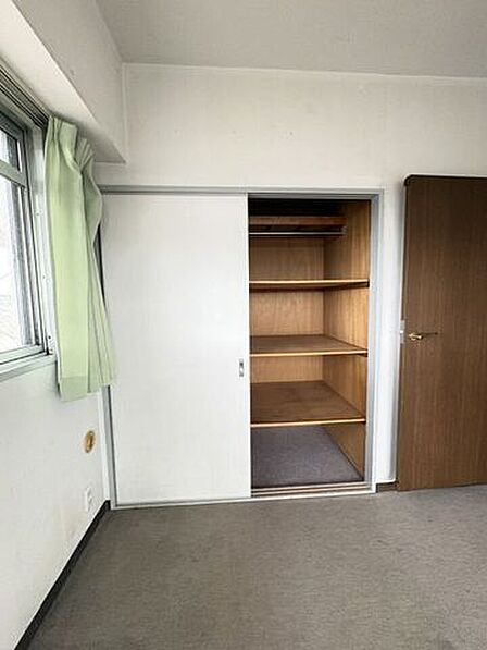 洋室には押入棚あり