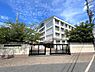 周辺：【小学校】「羽曳野市立高鷲北小学校」まで約450ｍ（徒歩約6分）徒歩で約9分。お友達とおしゃべりしながら登下校が楽しみになりますね。
