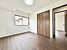 寝室：【2階北東側洋室】窓が2つついている約6帖のお部屋です。