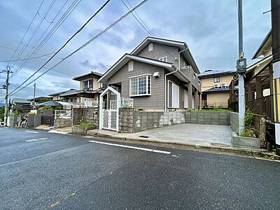 外観:【外観写真】外壁屋根塗装、駐車場拡張工事を行いました。 外観:【外観写真】外壁屋根塗装、駐車場拡張工事を行いました。