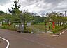 周辺：緑町公園住宅街にある緑町公園は、遊具やベンチ完備で子どもから散歩客まで気軽に利用できる地域密着の小さな憩いの場！バス停「日の出町」から徒歩3分とアクセス良好。 570m
