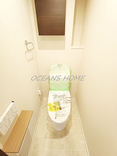 いつでもあたたかく快適な温水洗浄機能付きのトイレです。白を基調としており、清潔感溢れる空間です♪